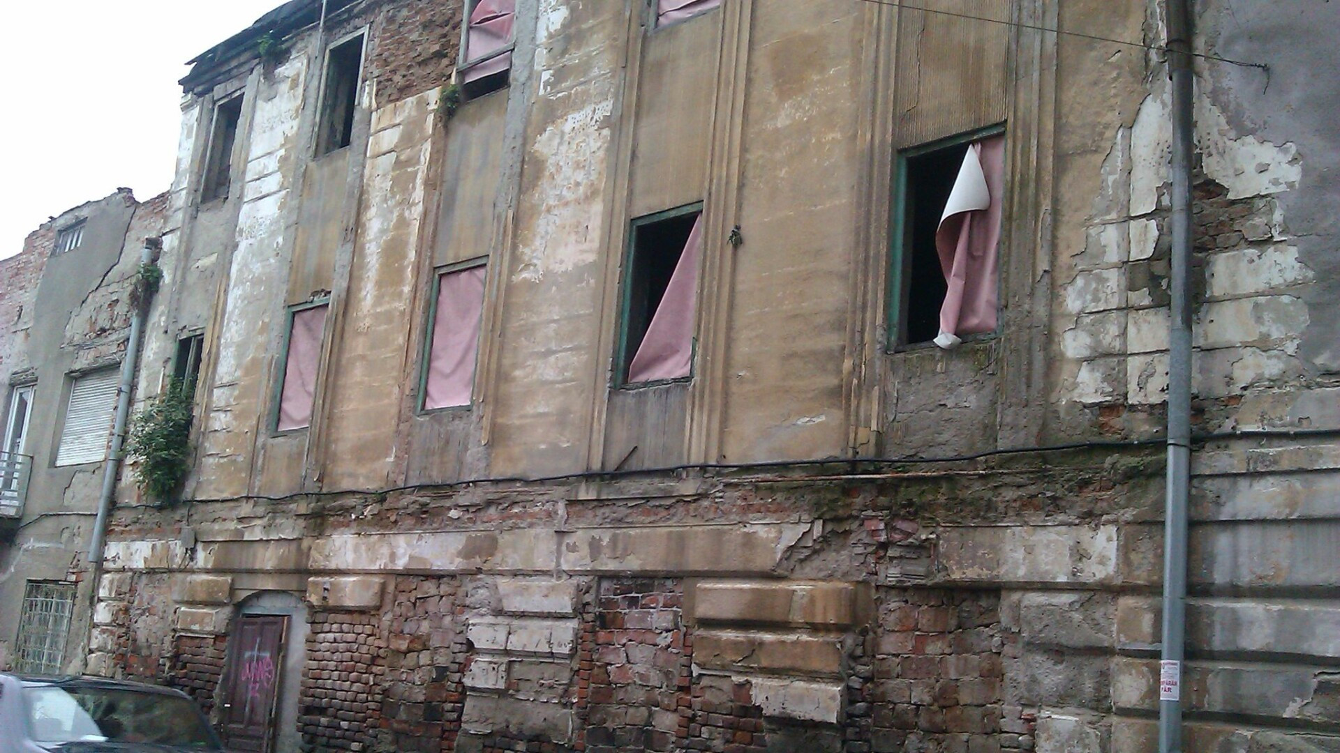 Zeci de cladiri din Arad ii pun in pericol pe trecatori. Afla planurile Primariei pentru acestea