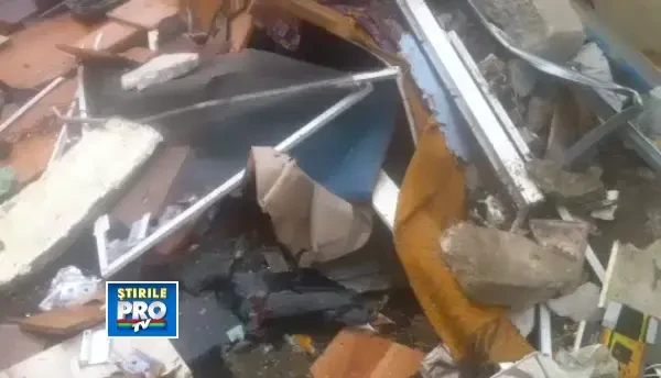 O femeie a fost gasita moarta dupa explozia unui bloc din Resita. Toti locatarii au fost evacuati