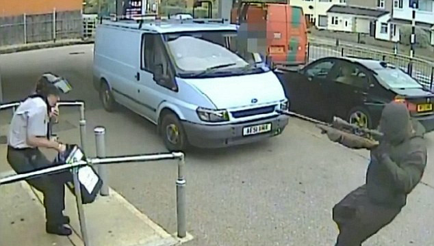 Un jaf de cateva secunde. Momentul in care un agent de securitate a fost amenintat cu pusca. VIDEO