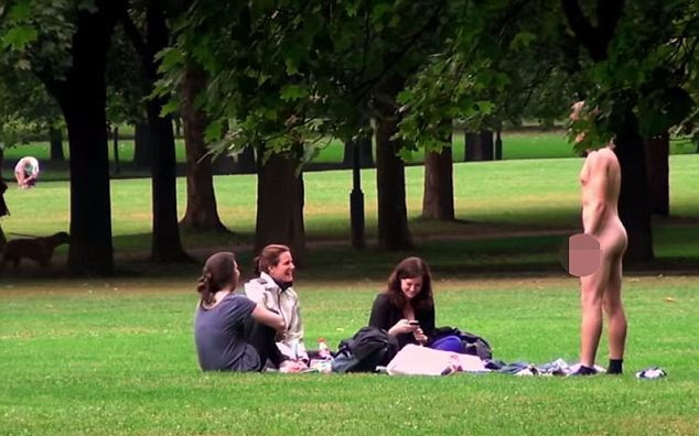 Modul inedit prin care un barbat agata zeci de femei. "Daca vrei, iti dau numarul meu". VIDEO