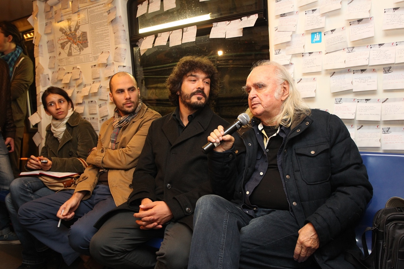 Mii de biletele lipite pe vagoanele unui metrou din Capitala. Surpriza poetica pentru toti pasagerii