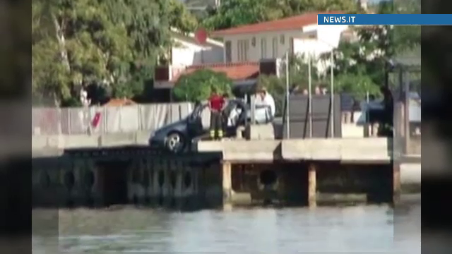 Doi romani, gasiti morti in portbagajul unei masini, in Italia. Motivele crimei, inca necunoscute