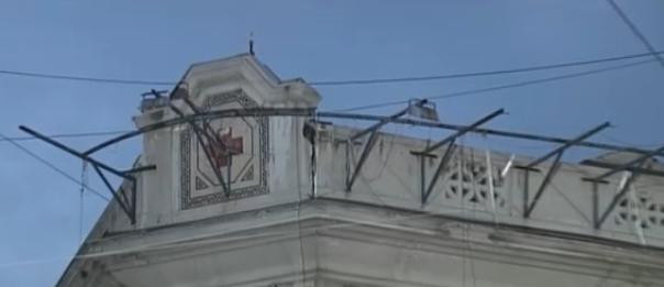 Un apel la 112 a salvat vieti in Capitala. O placa de beton de 1 tona sta sa cada in plina strada