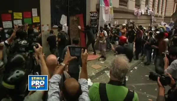 Lupte de strada in Brazilia, intre profesorii si politie, cu grenade si gloante de cauciuc