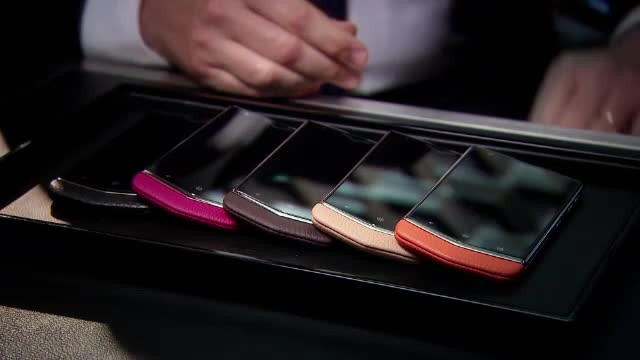 Smartphone-ul cu ecran de safir si carcasa din titan. Cat costa "bijuteria" asamblata manual