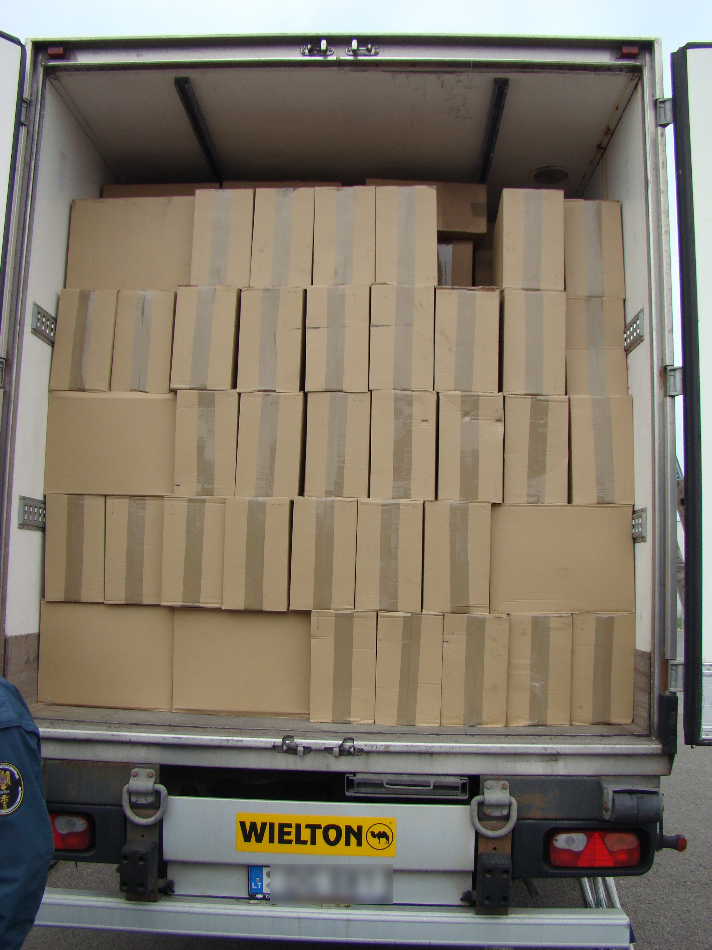 Surpriza de la frontiera: peste 500.000 de pachete de tigari contrafacute, descoperite intr-un TIR