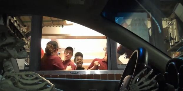 Farsa de 2 milioane de vizualizari. Cum reactioneaza oamenii cand trebuie sa serveasca un... schelet