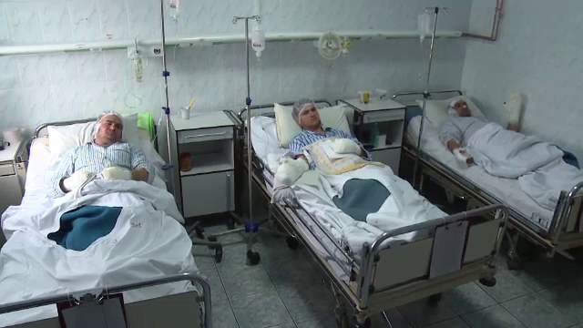 Si-au riscat vietile ca sa stinga focul de la fosta platforma ARO. Povestile muncitorilor eroi