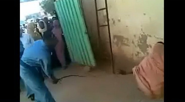 O femeie din Sudan a fost biciuita pentru ca a fost vazuta in compania unui strain. VIDEO