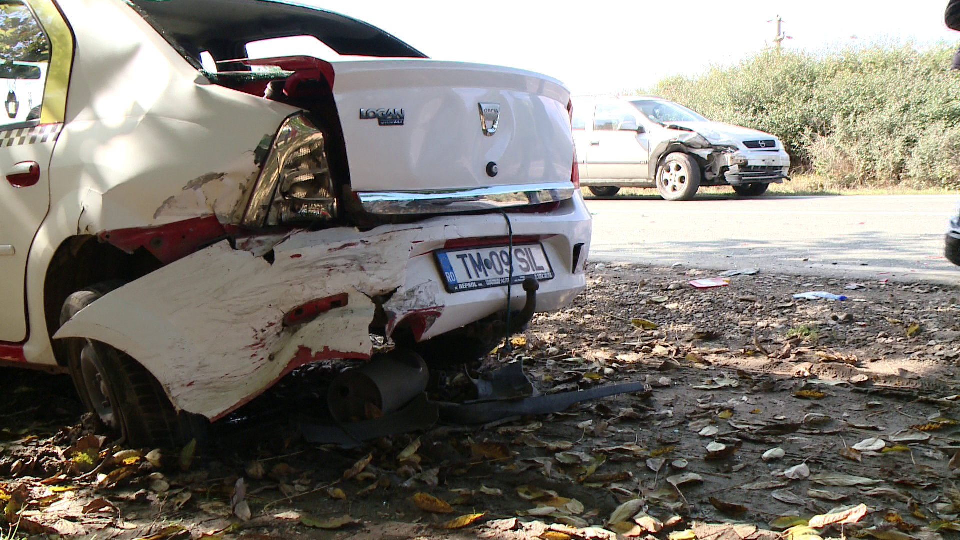 Zi cu ghinion pentru un taximetrist. A ajuns la spital dupa ce masina sa a fost lovita de doua ori