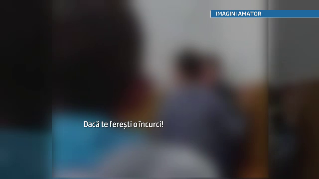Profesor de sport, filmat in timp ce incuraja doi elevi sa isi dea palme. Ce risca dascalul