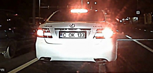 Cea mai tare inventie ca sa scapi de amenzi: Ce se intampla cu acest Lexus la semafor! VIDEO