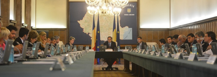 Variantele Guvernului pentru bugetul 2014: Reducerea CAS sau cresterea bazei salariale neimpozitate