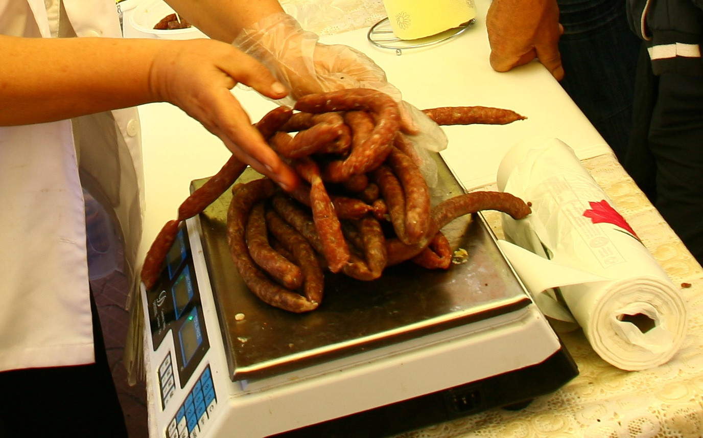 Autorităţile bulgare le-au confiscat cârnaţii turiştilor români. Motivul invocat