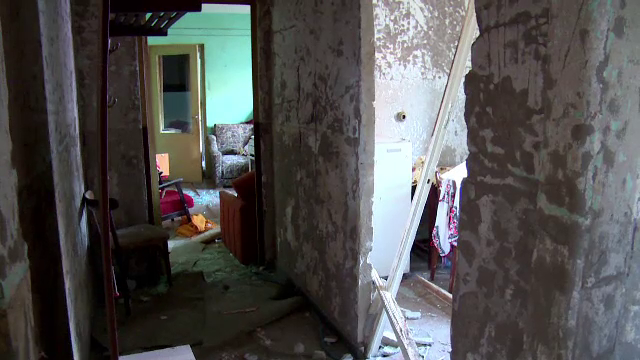 Blocul din Fieni care a explodat ar putea fi demolat. Familiile au ramas in strada