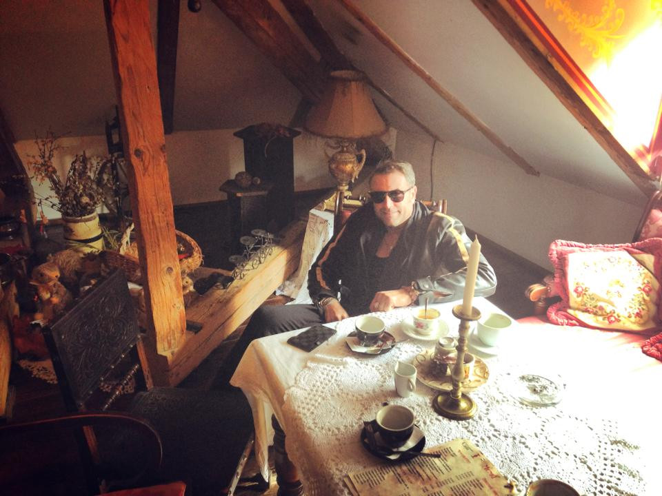 Ingrijorare in randul fanilor lui Catalin Botezatu. Unde se afla designer-ul in momentul seismului