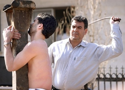 Condamnati la 2000 de lovituri de bici si inchisoare pentru ca au dansat goi in public