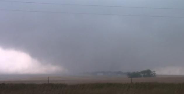O tornada produsa in Nebraska a generat rafale de vant care au atins 320 de kilometri pe ora