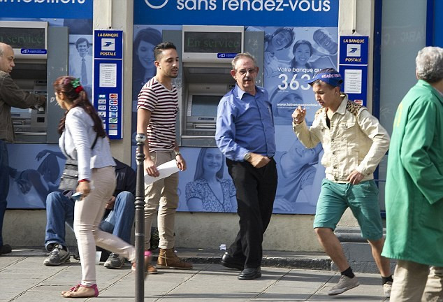 Hotii romi din Paris, surprinsi pe camera. Cum ii jefuiesc pe clientii de la bancomate