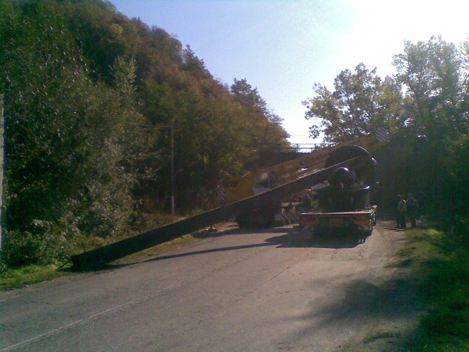 Hunedoara: Un limitator de inaltime, cu o greutate de trei tone, s-a prabusit peste un TIR