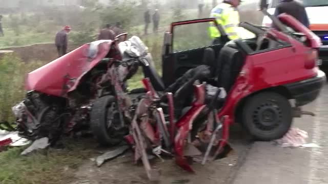 O studenta in stare grava, iar prietena ei ranita dupa ce au depasit o caruta si s-au oprit in TIR