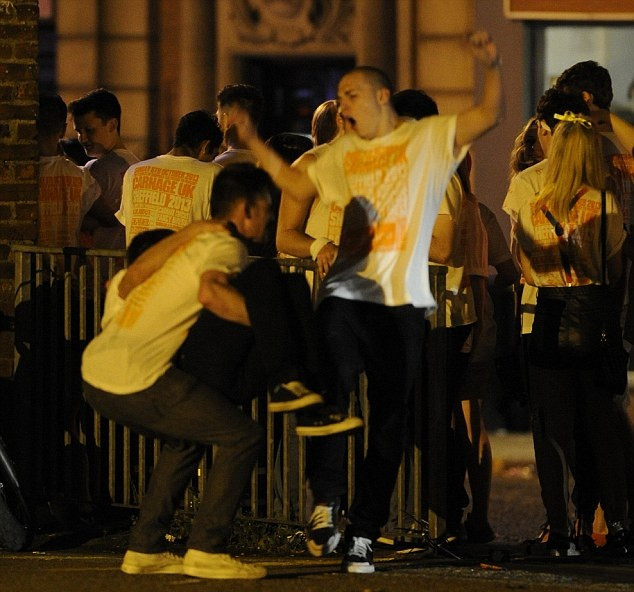 "Carnagiu" in Marea Britanie. Cum a aratat weekendul in care studentii au organizat o bauta generala