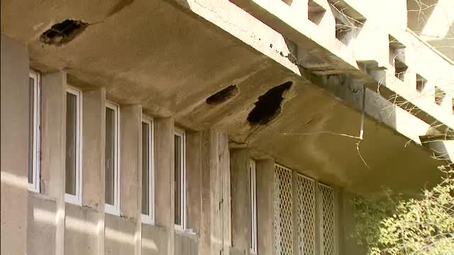 Cratere in zidurile din scoli si spitale. Autoritatile ignora de mult timp problema consolidarilor
