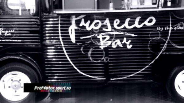 Afacere curata: cum faci bani din mers cu o masina veche. Business in premiera in Romania.