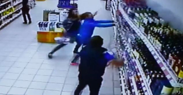 Dezastru intr-un supermarket. Cum arata un raft cu sute de sticle de alcool prabusindu-se. VIDEO