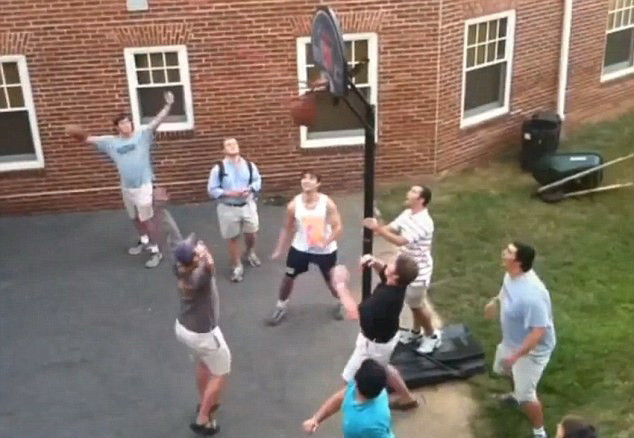 Un student din SUA a reusit sa marcheze un cos de senzatie. Toata lumea a sarit de entuziasm. VIDEO