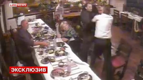 Bataie generala la o nunta, dupa ce unul din invitati este atacat cu cutitul. VIDEO