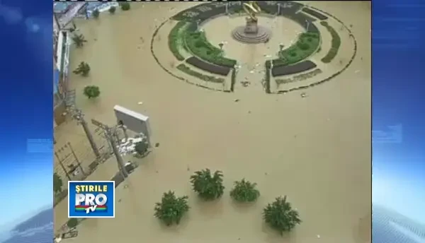 CLIPUL ZILEI: China, sub ape. Sute de mii de oameni au fost evacuati din cauza inundatiilor