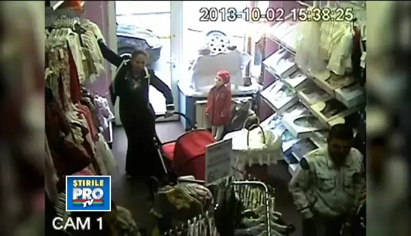 VIDEO. Furt surprins de camerele de supraveghere, la Arad.Ce ascund hotii in caruciorul unui bebelus