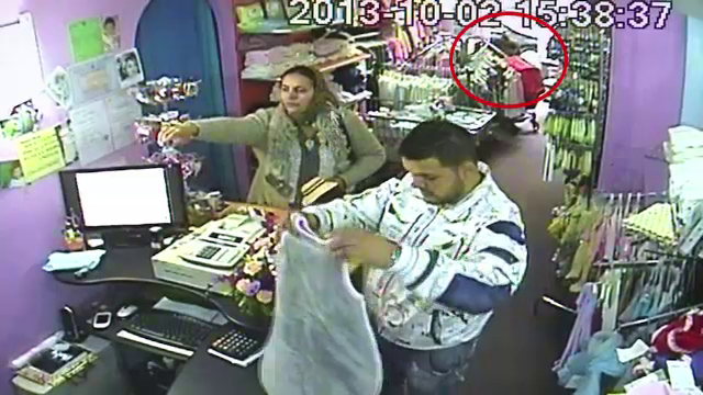 CAMERA DE SUPRAVEGHERE. Cum au incercat aceste persoane sa fure haine dintr-un magazin din Arad