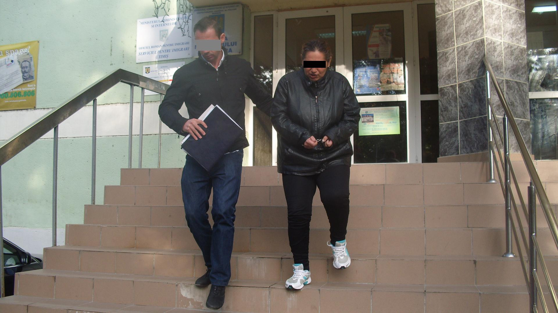 O femeie a ramas fara portofel in timp ce se urca in troleibuz. Hoata a fost prinsa de politisti