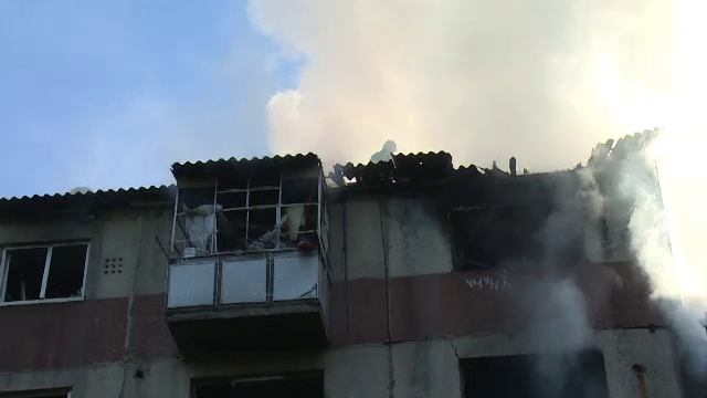 Una dintre victimele exploziei blocului din Fieni a murit. Un barbat se afla in stare critica