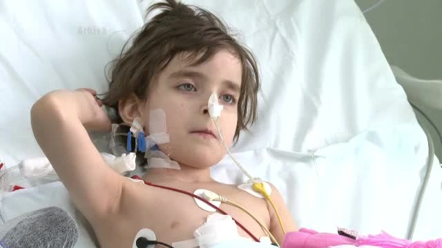Acum jumatate de an viata ei atarna de un fir de ata. Povestea fetitei salvata de un transplant