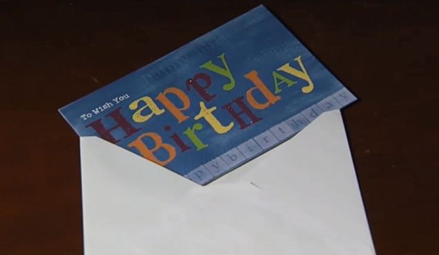 Ce au gasit doi pensionari intr-o felicitare aniversara. "Am chemat pe loc politia"