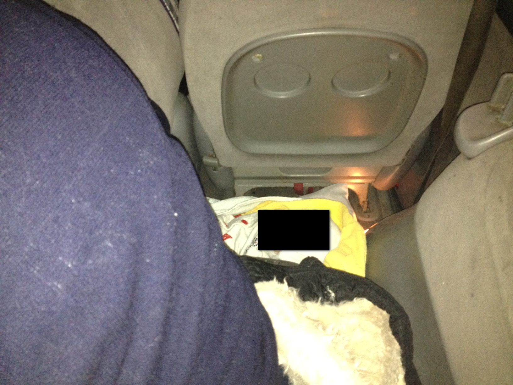 Descoperire neobisnuita sub bancheta unei masini, la granita. Ce au ascuns doua femei