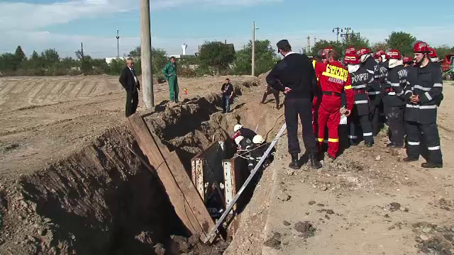 Trupurile muncitorilor care au murit ingropati de un mal de pamant au fost scoase la suprafata