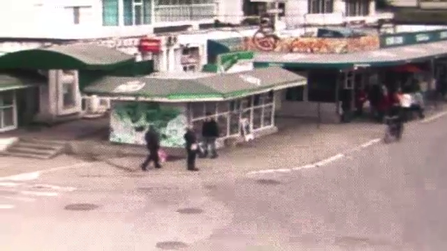 Surprins de camerele politiei: Ce face acest barbat din Braila dupa ce unei femei ii cade portofelul