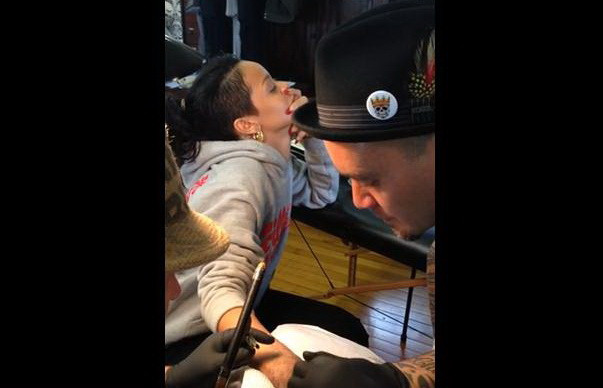 Tatuajul care a facut-o pe Rihanna sa stranga din dinti de durere. VIDEO