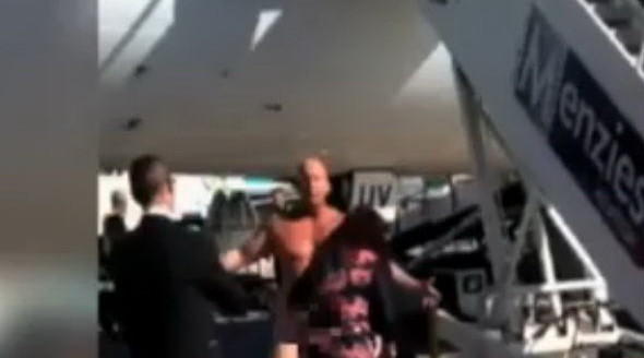 Un pasager beat a facut scandal si s-a dezbracat in pielea goala pe aeroportul din Manchester. VIDEO