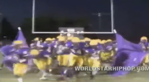 O majoreta a fost calcata in picioare de o intreaga echipa de fotbal. VIDEO