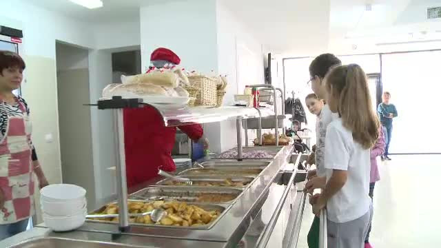 In tot mai multe scoli se deschid cantine private. Ce contine un meniu de 10 lei servit elevilor