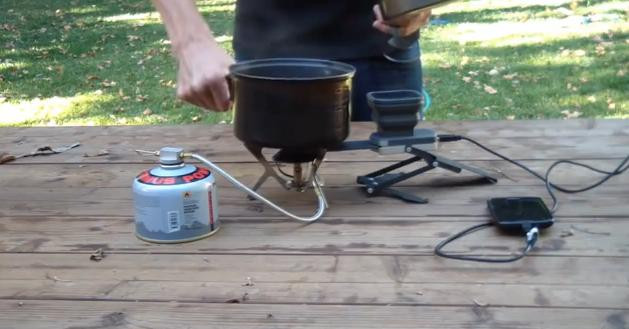 Cum iti poti incarca telefonul in timp ce te incalzesti la un foc de tabara. Inovatia FlameStower