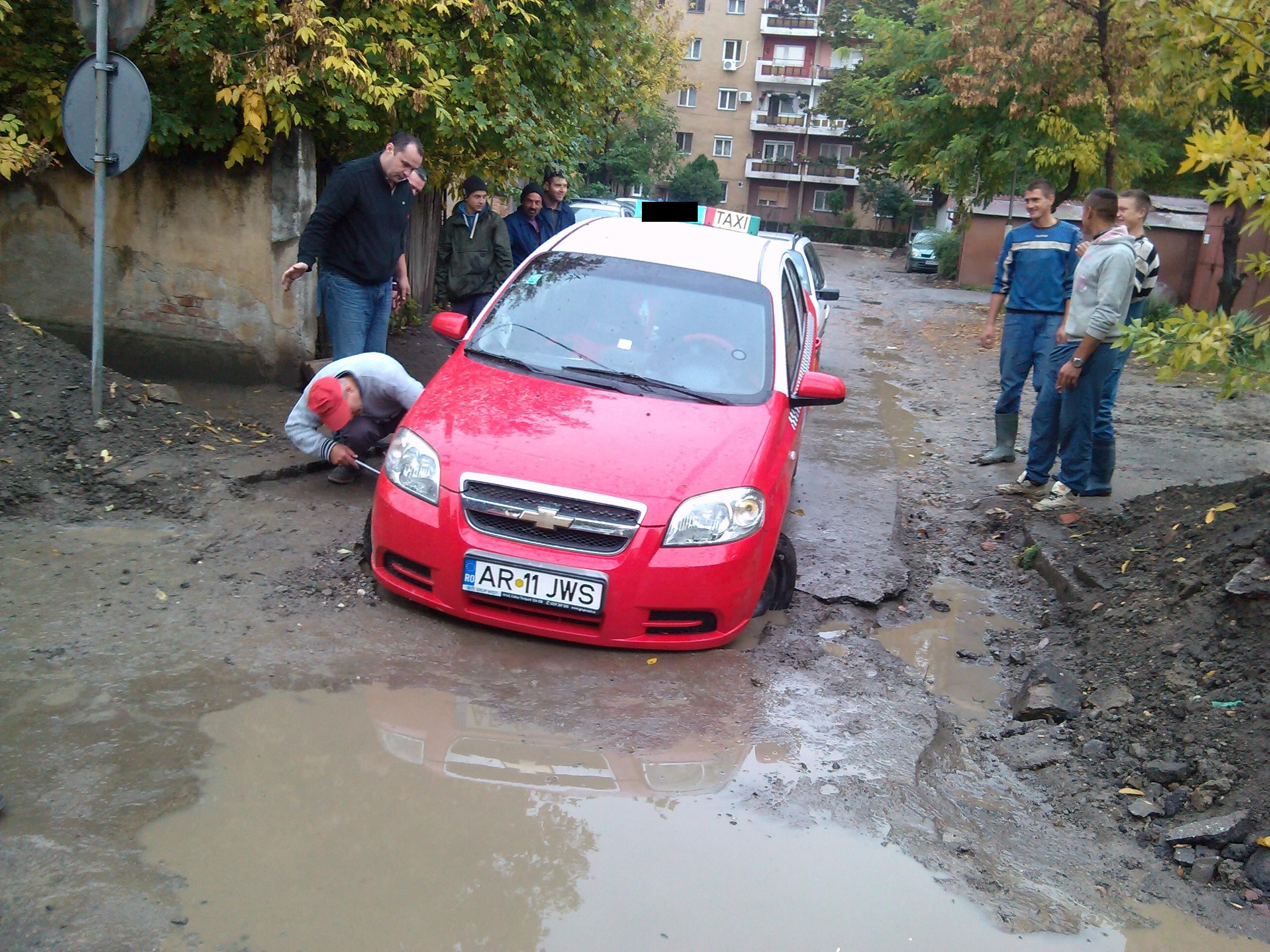 Patania unui sofer: a ramas o ora blocat cu masina intr-un sant acoperit superficial, cu pamant