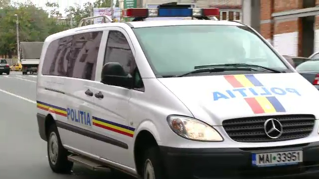 Doi politisti, prinsi in flagrant in timp ce primeau 250 euro pentru a duce un telefon in puscarie