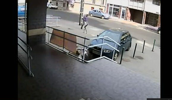 Moment hilar in Ungaria. Un hot care a jefuit o banca fuge mai repede decat politistul gras. VIDEO