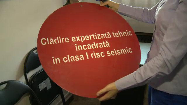 Sedusi de decor, dar in pericol la orice cutremur. In Centrul Vechi, bulina se tine in birouri